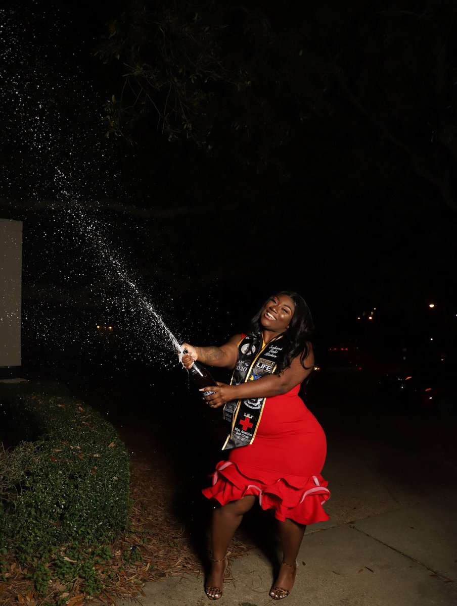 _GreatnessAhead's tweet photo. Officially a degree hotter 🎉🎓🐝 #MyASU #BamaStateAlumna https://t.co/dQlDs6Nlas