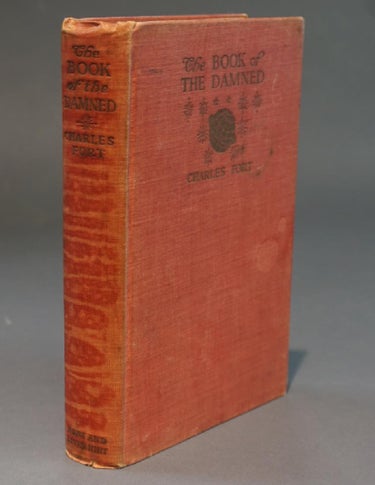 sloaches1's tweet photo. "A procession of the damned. By the damned  I mean the excluded. We shall have a procession of data that science has excluded." #Charles_Fort 
Authentic #Chicago_Daily_News  review by #Ben_Hecht
#The_Book_of_the_Damned 1st printing Boni %Liveright #New_York N.Y. 1919 https://t.co/Eg4AHPNL3t
