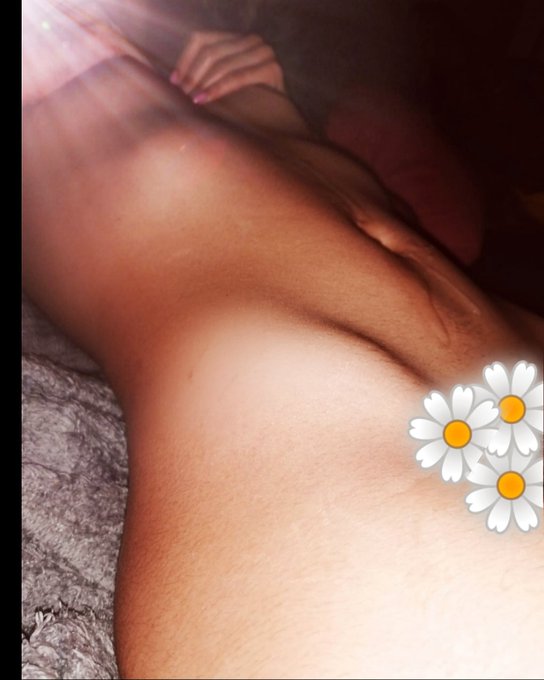 Oque sera isso na minha barriguinha hem?! https://t.co/3MuLmrWrkx<a href="/tag/camgirl"class="tags"><span>#camgirl</span></a>