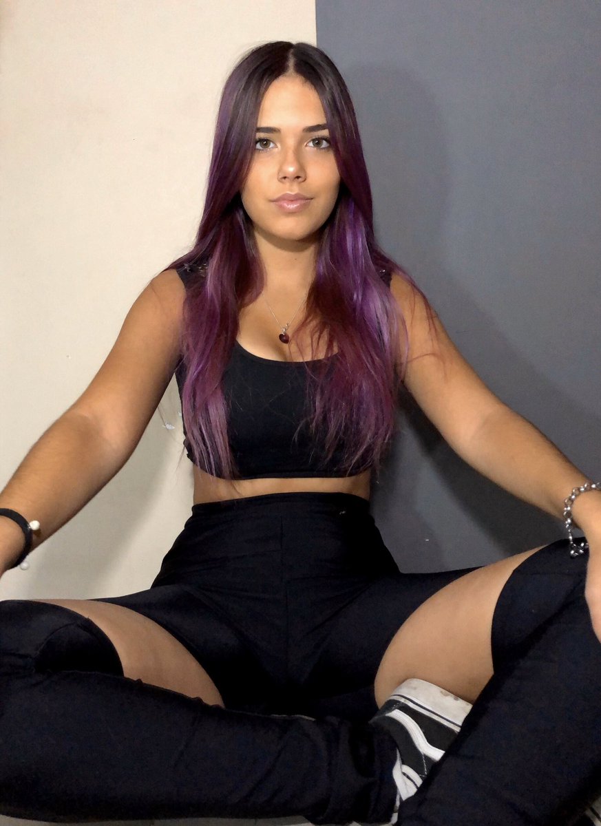 Caro Nigro🖤 on X: Ahora violeta el pelo🤦‍♀️ t.coxBmNoZiIYb  X