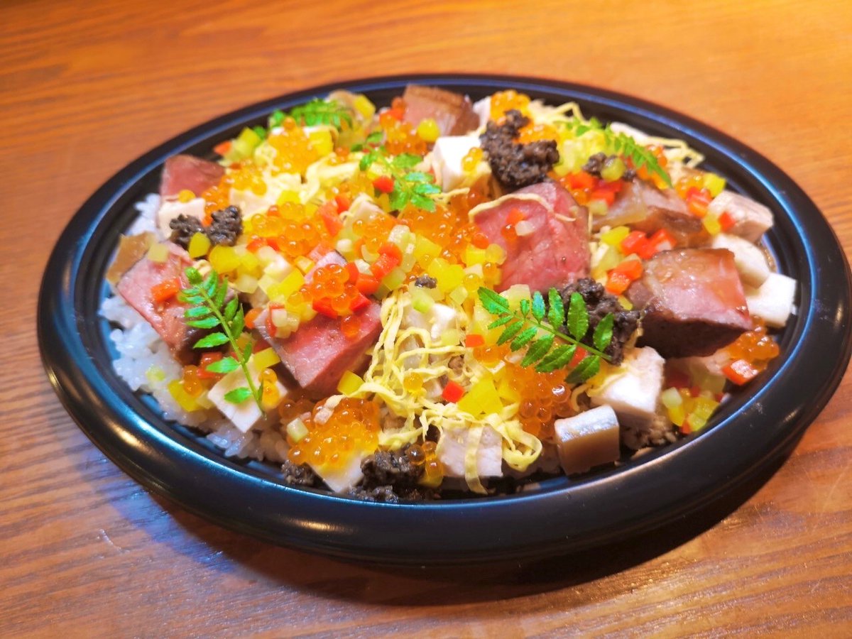du_buppa's tweet photo. 本日も【やわらか厚切りローストポークサンド】店頭販売、Buppaの【肉ちらし寿司】テイクアウト!
詳細はインスタグラムで!
https://t.co/KTK5GgAztl
#やわらか厚切りローストポークサンド #肉ちらし #肉バラちらし #テイクアウトグルメ #テイクアウト東京 #Buppa #laboucheriedubuppa #中目黒 https://t.co/pLju33GA8M