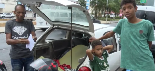 MarciliotCosta's tweet photo. A história do marceneiro que dormiu dentro do carro com os dois filhos na tentativa de receber o benefício de R$ 600 do governo em Feira de Santana saiu em matéria do Jornal Nacional. Ele foi personagem de matérias na #TVSUBAE e TV Bahia e vem recebendo muita ajuda da população. https://t.co/BUZxkPTTBo