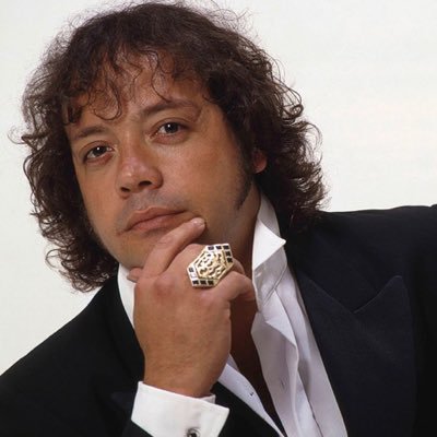 Leo viendote mientras dudas si el maestro o él