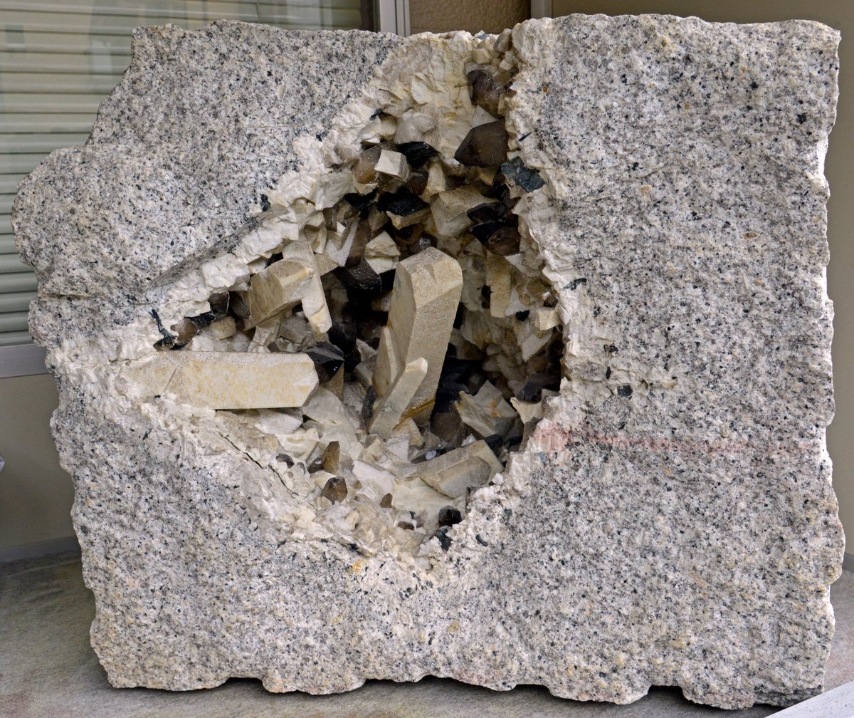 微斜長石 岐阜県中津川蛭川田原産 全体の様子 花崗岩質ペグマタイトの