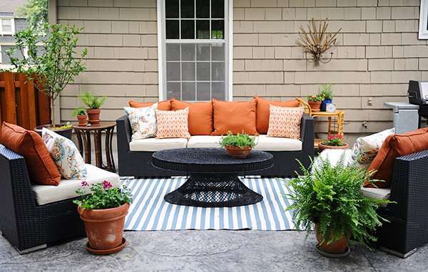 teamhaig's tweet photo. Update Your Outdoor Space on a Budget
Courtesy of HGTV

2.Pillows or Blankets. – a nice way to bring warmth into your backyard on those chilly nights. https://t.co/wibjb9mW6i