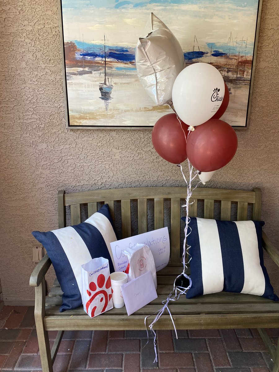 aprilfraley33's tweet photo. Thank you Chick Fil-A &amp; Julie Read for helping me surprise two of my previous 5th grade students in Deer Valley that are now seniors!! Truly made my day seeing them!! Congratulations to the Class of 2020 @JRead2018 @DVUSD @DrFinchDVUSD https://t.co/9VwfVZ3pwD