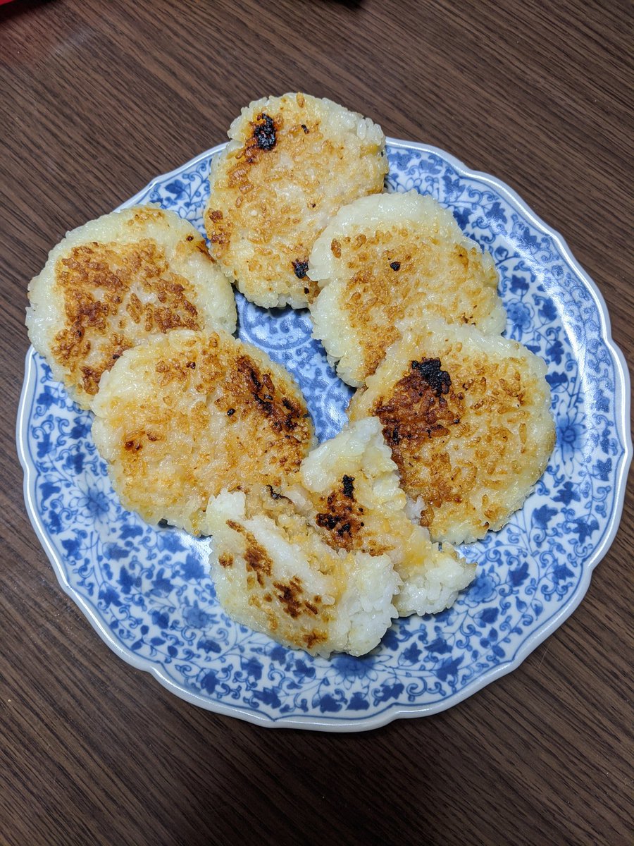 長野県須坂市 على تويتر Stayhome こねつけ おうちでごはん ごはんが余ったら 郷土料理 こねつけ を作ろう ご飯 茶碗3杯位 小麦粉 大さじ3 水 50ml位 味噌 砂糖 各大さじ3 混ぜておく を混ぜ手の平に広げ 砂糖味噌を塗り でサンドする 多めの