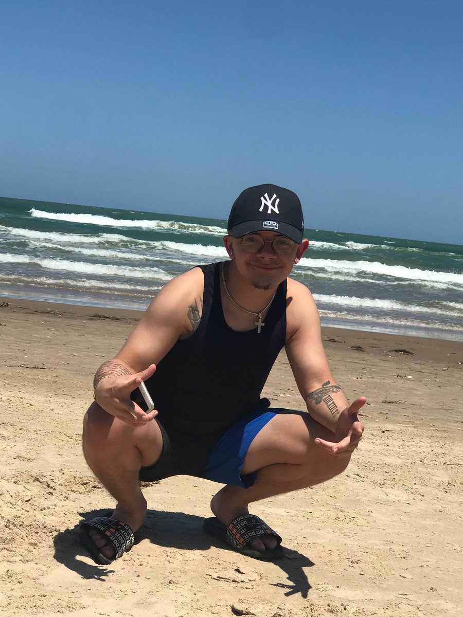 Cjlozoya_'s tweet photo. Today was pretty chill at the beach 🏝 https://t.co/z5BjaJilCF