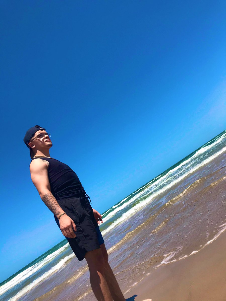 Cjlozoya_'s tweet photo. Today was pretty chill at the beach 🏝 https://t.co/z5BjaJilCF