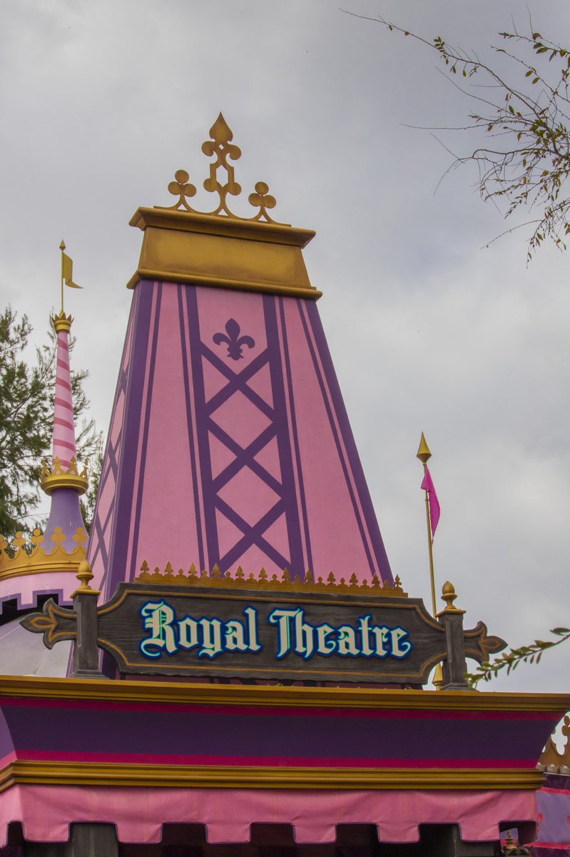 Happy Friday 🐭 Ah how I wish we could go to the Theater or Theatre 🎭 Cath a show or movie 🍿 But soon enough, stay safe. 📸: @mousymagic <a href="/Disneyland/">Disneyland Resort</a>AP @DisneylandToday @Disneyland