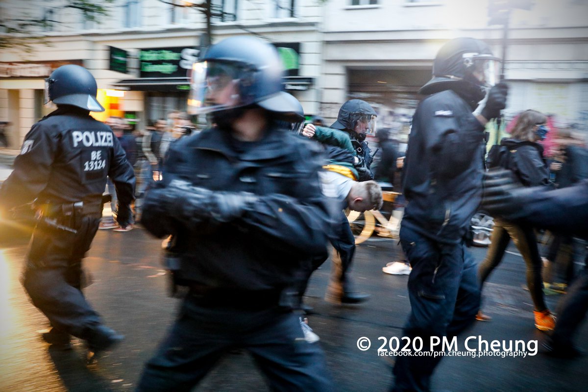 Am 01.05.2020 haben in #Berlin-Kreuzberg rund 3.000 Menschen - trotz der Corona-Beschränkungen - an der alljährlichen revolutionären 1. Mai Demonstration teilgenommen. Dabei kam es zu Auseinandersetzung und zu Festnahmen.

Bilder:
https://www.flickr.com/photos/pm_cheung/albums/72157714123429376

#b0105 #R1MB #1Mai 