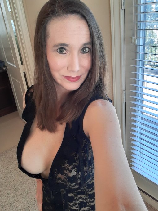 Happy Friday! Kisses 💋💋💋 https://t.co/17G7S2oIZ7