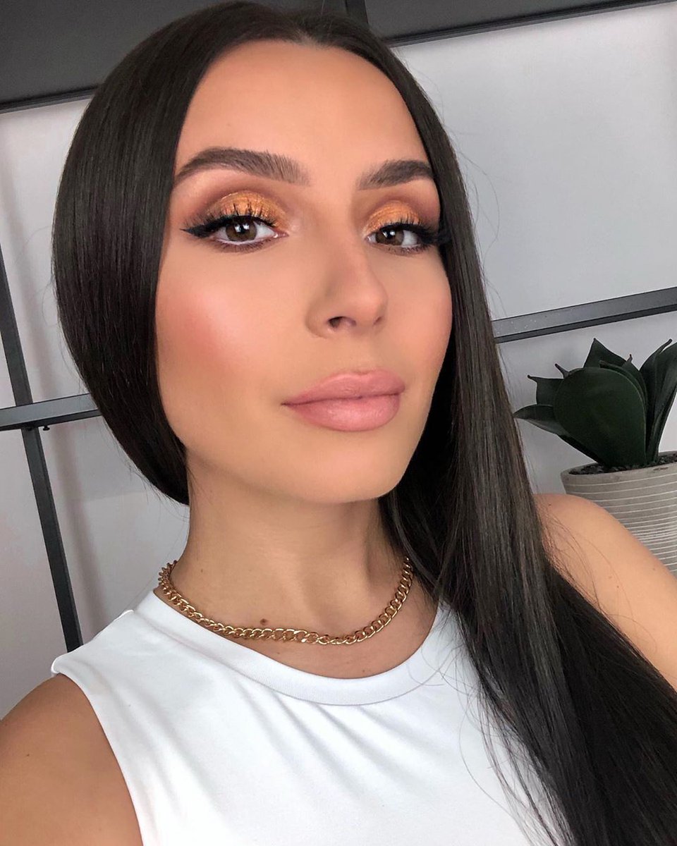 thebalm's tweet photo. Looking good @jayyglamm  💗 50% OFF everything, don't miss out. Link in bio to shop. #SchwingEyeliner https://t.co/NdpV0S6eCK https://t.co/Wj2gPI9eWN