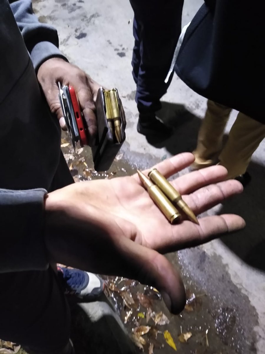 monocarugatti's tweet photo. Detuvieron a un hombre por la muerte de un joven en Barrio Aeropuerto. Tenía pedido de captura y al ser identificado quiso huir en un BMW hasta que fue cercado por efectivos de la Sub La Unión. En 520 y 143 baja del auto e intenta escapar a pié disparando... https://t.co/GLN7WnKFoX