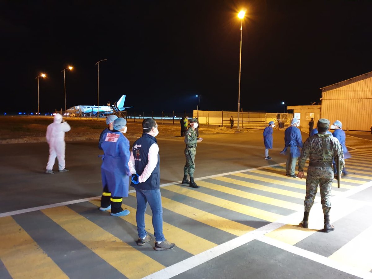 Un vuelo humanitario de <a href="/EcAeroregional/">AeroregionalEc</a> procedente de Cancún, México, aterrizó en el aeropuerto de #Manta, con 84 pasajeros. Se aplicaron los protocolos de bioseguridad establecidos, antes de ser trasladados al APO en hoteles de la ciudad. #AEcuadorLoSacamosTodos