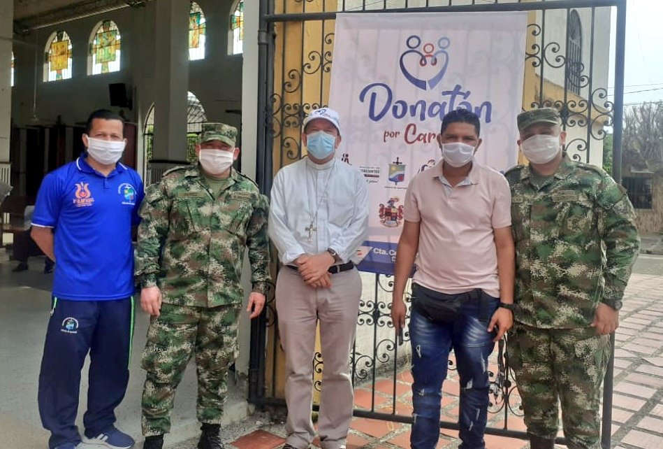 Ejercito_Div7's tweet photo. Soldados de la Séptima División del @COL_EJERCITO participaron en la #DonatonPorCarepa.

Estas ayudas serán entregadas a las familias vulnerables de este municipio.

#Brigada17
#BASPC17
#SomosSuEjército https://t.co/ADfNXNhhFE
