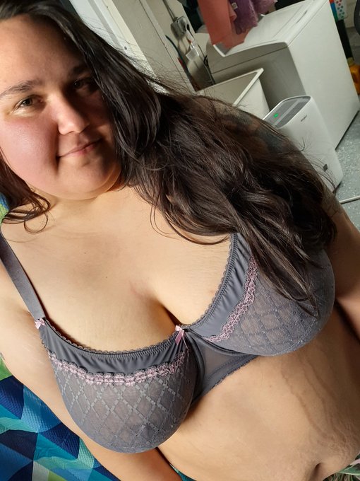 Caramely’s pics and videos