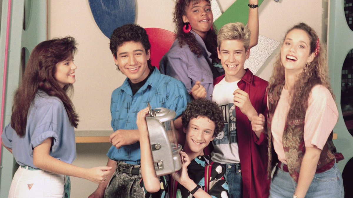 Saved by the Bell (1989)Average age gap: 1.17Zach (14.5) - Mark-Paul Gosselaar (15)Slater (14.5) - Mario Lopez (16)Screech (12.5) - Dustin Diamond (12)Lisa (14.5) - Lark Voorhies (17)Kelly (14.5) - Tiffani Thiessen (15)Jessie (14.5) - Elizabeth Berkley (17)incredible!