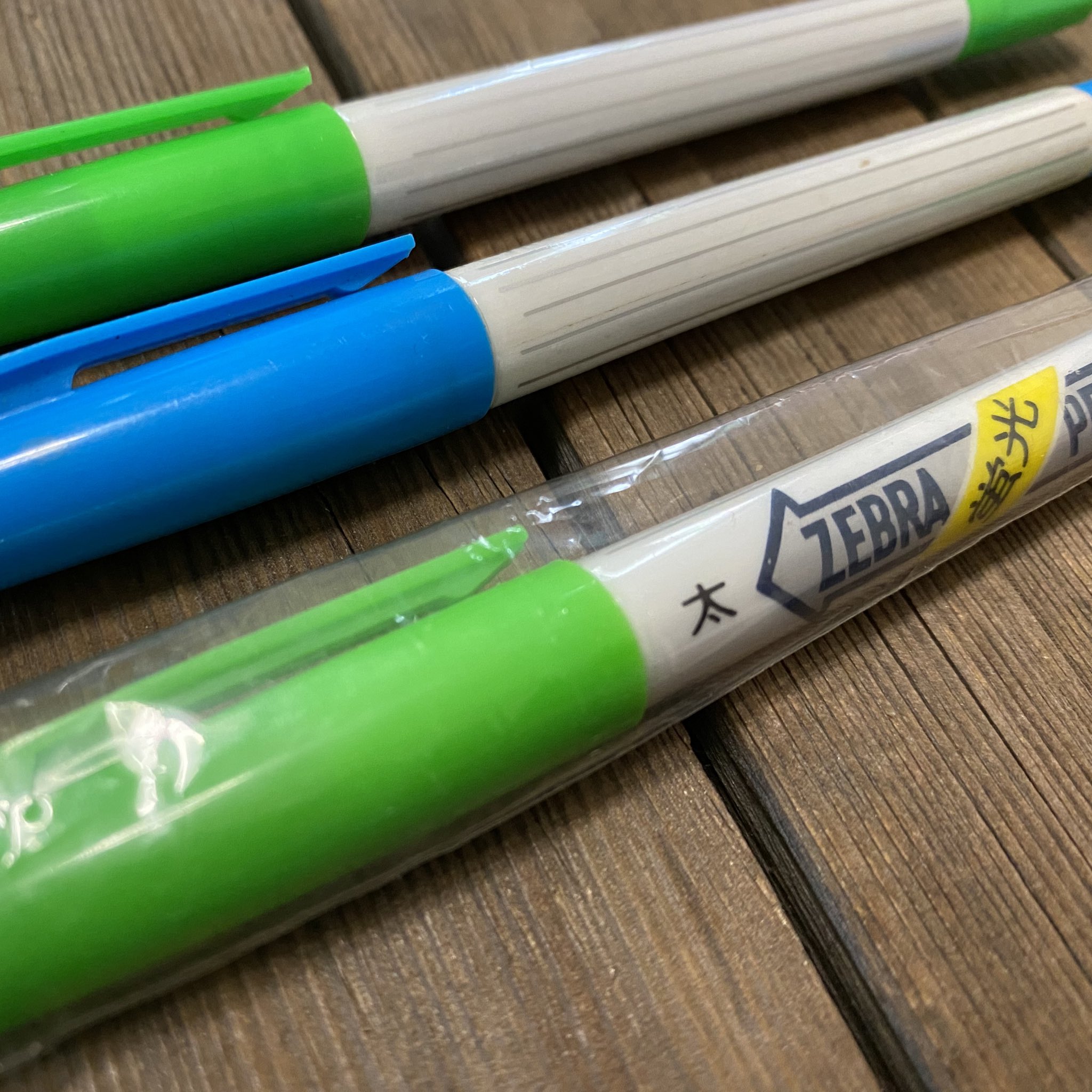 Twitter 上的 文房堂 ぶんぽうどう 画材屋 文具 雑貨 10 00 18 30 営業中 発掘した Zebraさんの Sparky 1 スパーキーワン は液体インクの蛍光ペン 一番最初に液体インクの蛍光ペンを見た時は衝撃的だったなぁ 発光する意味の スパーク とネーミングは
