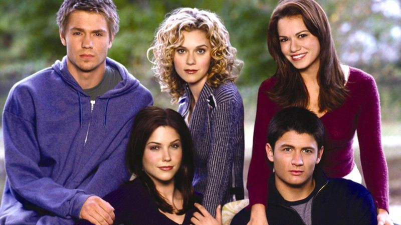 One Tree Hill (2003)Average age gap: 4.3Lucas (16.5) - Chad Michael Murray (22)Nathan (16.5) - James Lafferty (18)Peyton (16.5) - Hilarie Burton (21)Haley (16.5) - Bethany Joy Lenz (22)Brooke (16.5) - Sophia Bush (21)