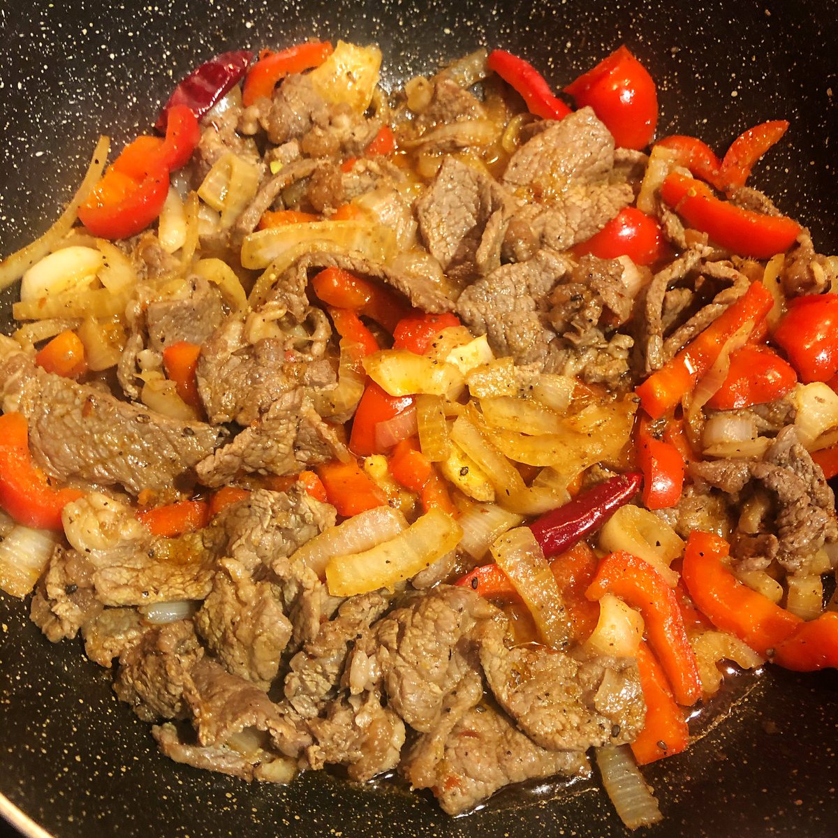 lpx1989's tweet photo. 腌了一天的牛肉，爆炒 https://t.co/NV5cm7ZvZV