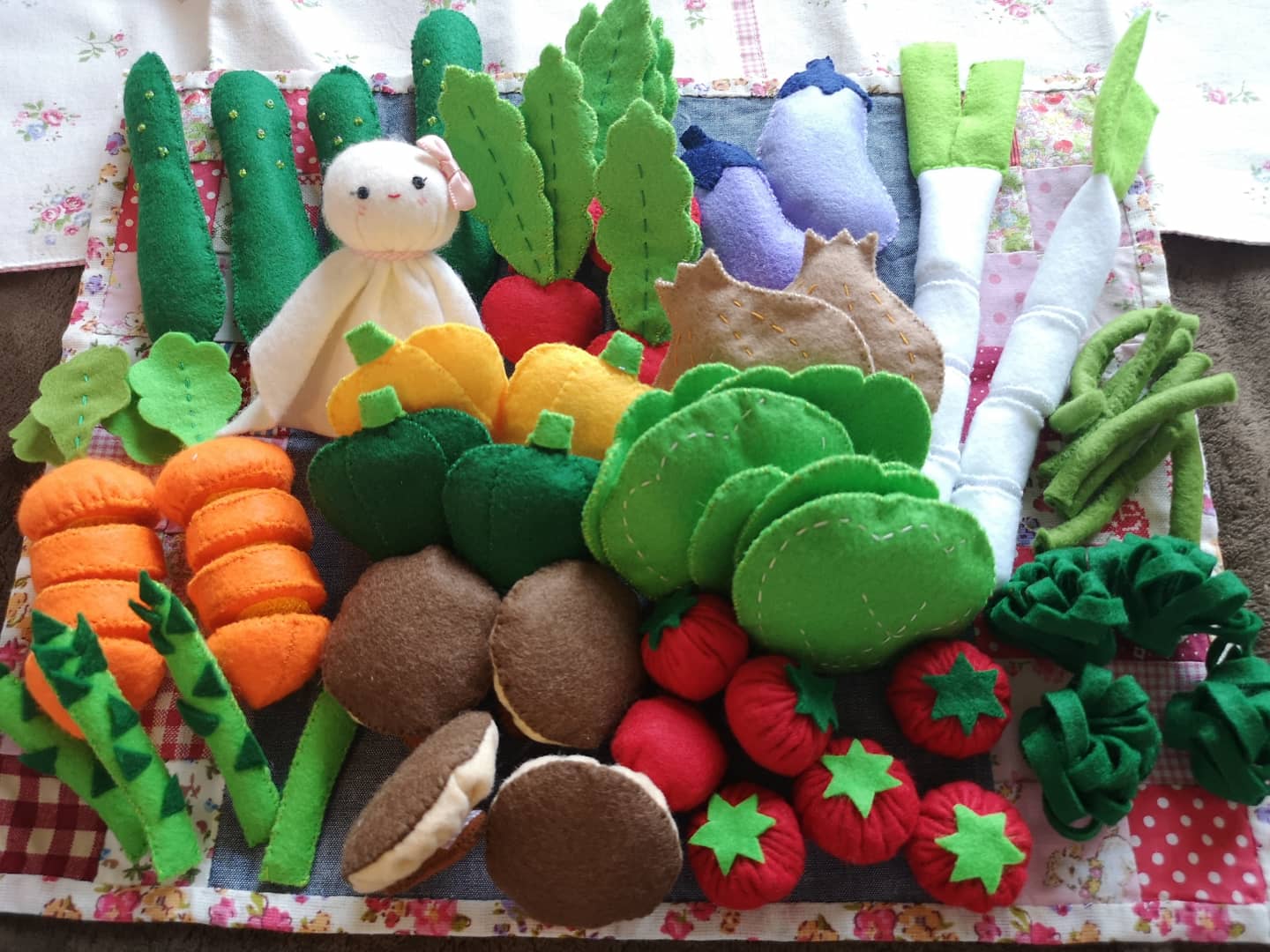 てるみん 2ｙ 前の職場の方から赤ちゃんグッズのお下がりをいただけることになり お礼にフェルトおままごとセットを制作 野菜セット お子さん 女の子2人だから遊んでくれるといいなぁ フェルトおままごと ハンドメイド フェルト