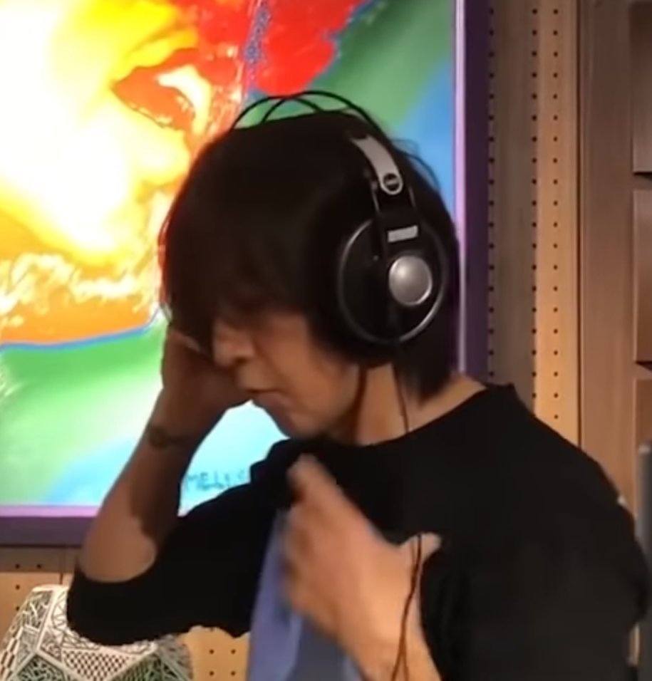 今更ですが、B'zの稲葉さんがつけているヘッドホンは、AKG / K702