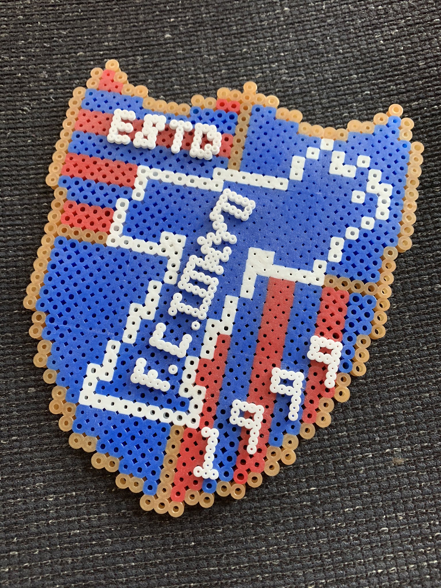 Sotakorin 娘たちがアイロンビーズで作ってくれたエンブレム 青赤stayhome週間 自慢の青赤グッズ Fctokyo T Co Obuxuy4e2a Twitter