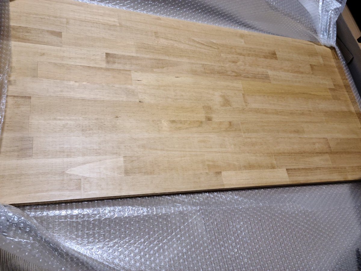 高橋亮祐 Company Ceo 机を拡張するために購入した天板が届いた 外出自粛のため今回は自分で塗装はせずに 塗装 されたパイン集成材をamazonで頼んだ なんと便利な時代