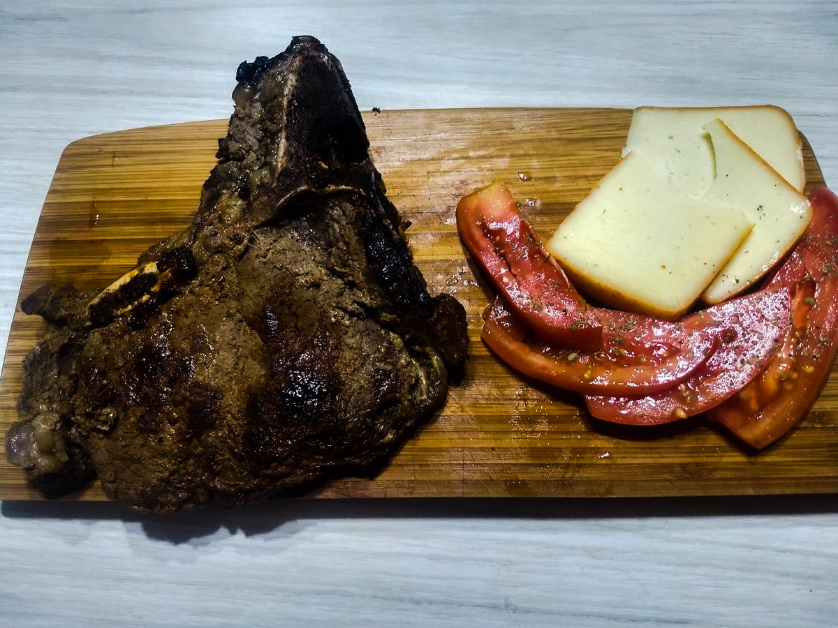 BassHybride's tweet photo. Chuletón de res marinado con una mezcla cannabica de mi cosecha personal! Con un sabor rico a weed que se mezcla con el jugo natural de la carne, festejando con esos tomates sazonados con oregano y asentandose con el sabor del queso añejo zacatecano.
#weedlover #munchys #weed https://t.co/nDzZP58hUo