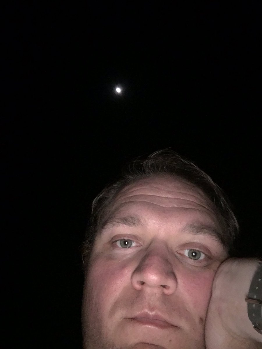 devinneeley's tweet photo. Back porch moon. https://t.co/BsDN0N181F