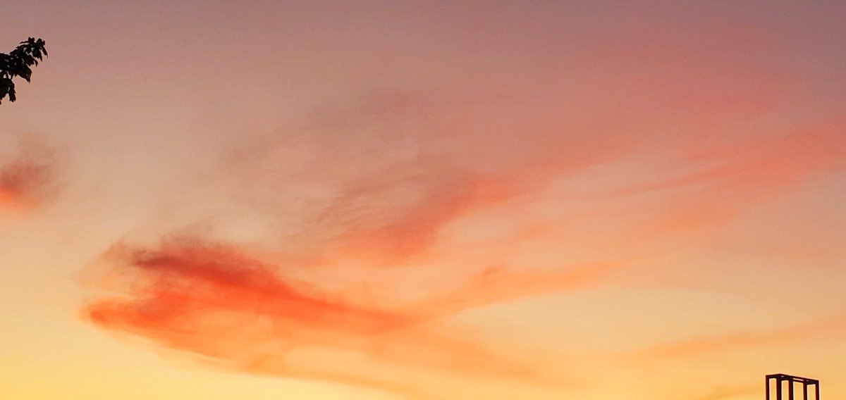 smego155's tweet photo. #DearNamjoon today was a rough day. But the sky looked like this on the way home.
My sunset is your sunrise. It is as if my side of the world gives the gift of the sun to your side of the world until you gift it back to us.
I miss you always. I hope you smile today. @BTS_twt https://t.co/wbR2psigU5