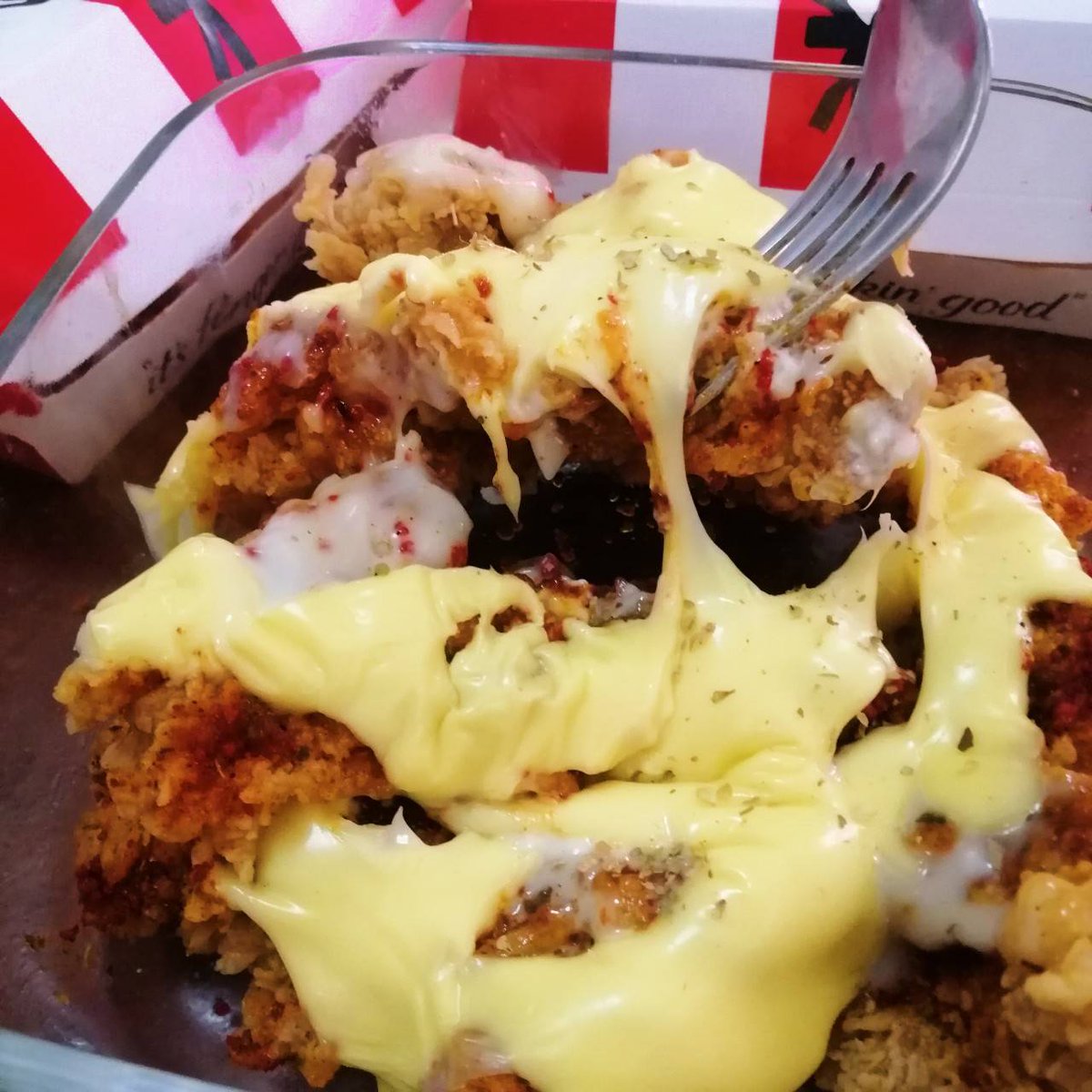itsopalnaaa's tweet photo. เอาไก่ไม่มีกระดูกสโมกกี้บาร์บีคิวของ​ KFC​ มาอบชีสดู​เผ็ดเค็มนัวๆมาก​ ผัดหัวหอม​ใส่แป้งสาลีนิดนึงตามด้วยนมสดแล้วราดลงบนไก่​ เสร็จแล้วโปะด้วยชีสอีกที​ เอาเข้าไมโครเวฟ5นาที​ออกมาคือชีสละลาย​ราดซอสมะเขือเทศกับมัสตาร์ด​ด้วยยิ่งอร่อย​
#KFCLoveThisdish #MasterChickKFC https://t.co/M0u3Mrz5GN