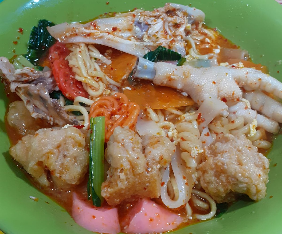SCuneng's tweet photo. @Kuliner_Bandung temen temen bilang seblak itu gag perlu mahal,yang penting enak...
Mampir sini di Seblak Cuneng.
Lokasi daerah sukajadi,belakang pvj  pas nya mah

Oh iya..di gofood &amp;grabfood juga ada.
Ato mau cuneng anterin langsung ke rumah boleh juga kok. 
082223458684 https://t.co/rnEm2dY9NQ