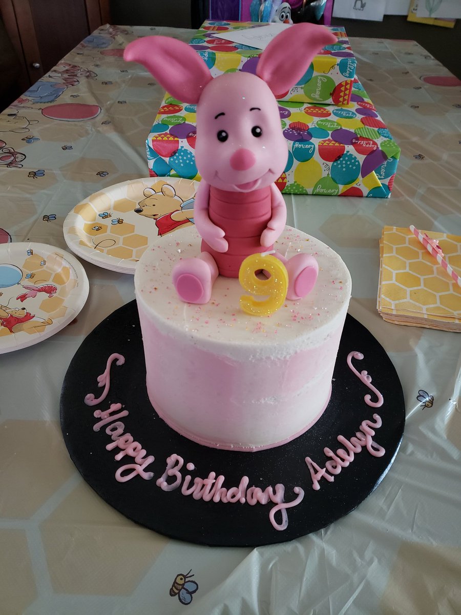 meganier's tweet photo. @showboybakeshop out did themselves! Thank you for making my daughter's virtual birthday celebration a success. The cake was a hit! #covid19birthday #hotmessvirtualsingalong #pigletparty https://t.co/jZQW02eSf0