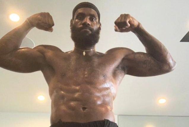 【影片】渾身是肌肉！詹姆斯再曬訓練影片，鬍子老長了，赤膊飲水霸氣十足！-黑特籃球-NBA新聞影音圖片分享社區