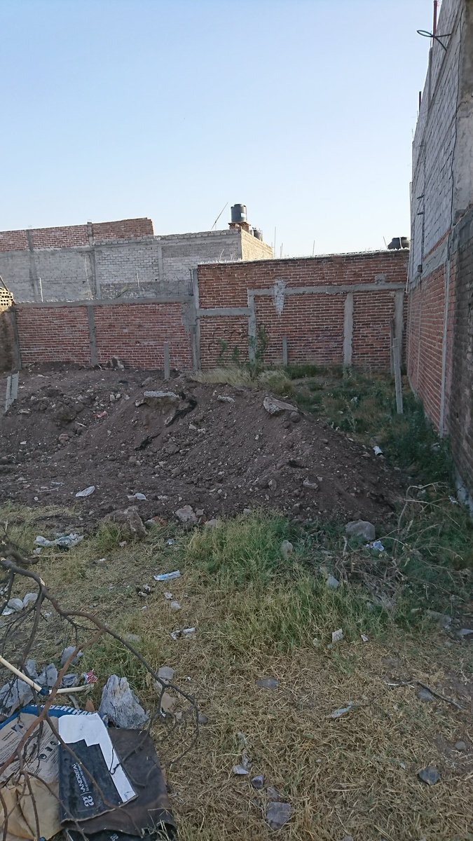 KarloTrujillo's tweet photo. @aseopublicoleon buenas tardes, un vecino tiró escombro y tierra en mi terreno. Que puedo hacer para denunciarlo? #denuncia #leon #leongto https://t.co/muyFwThAUL