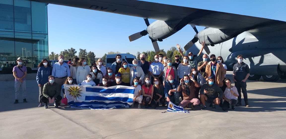 Otra bienvenida. Otros 40 uruguayos vinieron desde Australia, Nueva Zelanda y Chile en el Hércules de la <a href="/Fuerza_aerea_uy/">Fuerza Aérea Uruguaya</a>, que antes llevó a 34 ciudadanos chilenos a Santiago. Otros 40 uruguayos en casa. Seguimos🇺🇾
#OperacionTodosEnCasa