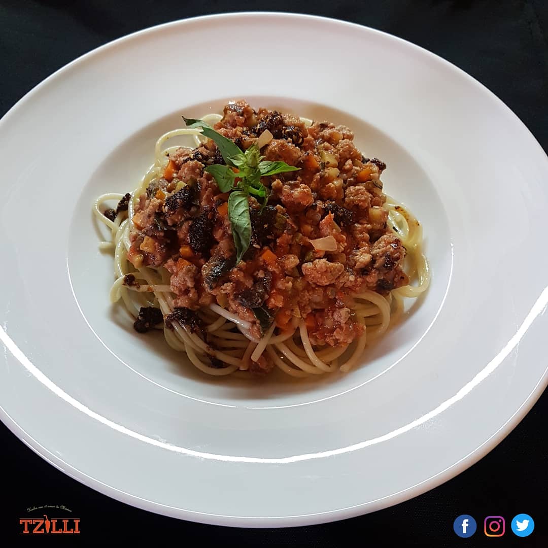 Spaghetti Bolognesa a la Tzilli, receta de mañana para esta cuarentena.
.
.
#ChileTusta #ChileChilhuacle #ChileCatarina #ChileRayado #ChilePasillaMixe #ChileHabanero  #SalsaMacha #ConsumeLocal #ConsumeMexicano #ConsumeTzilli #ChileZolote #Puebla #Querétaro #Qro #Oaxaca #Recetas