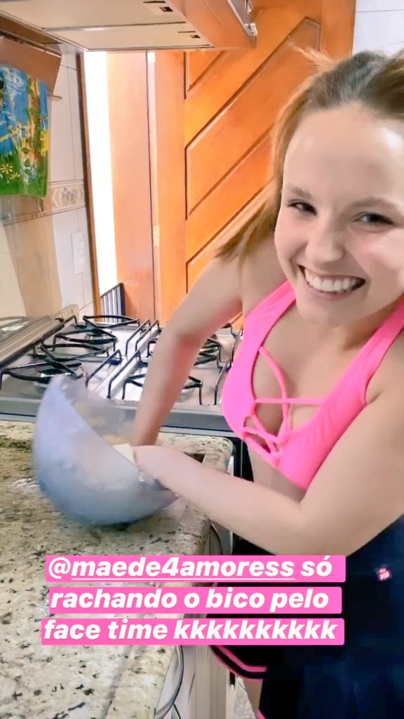 Larissa fazendo "Sonho de Goiaba" kkkkk o auge😂😂😂😂