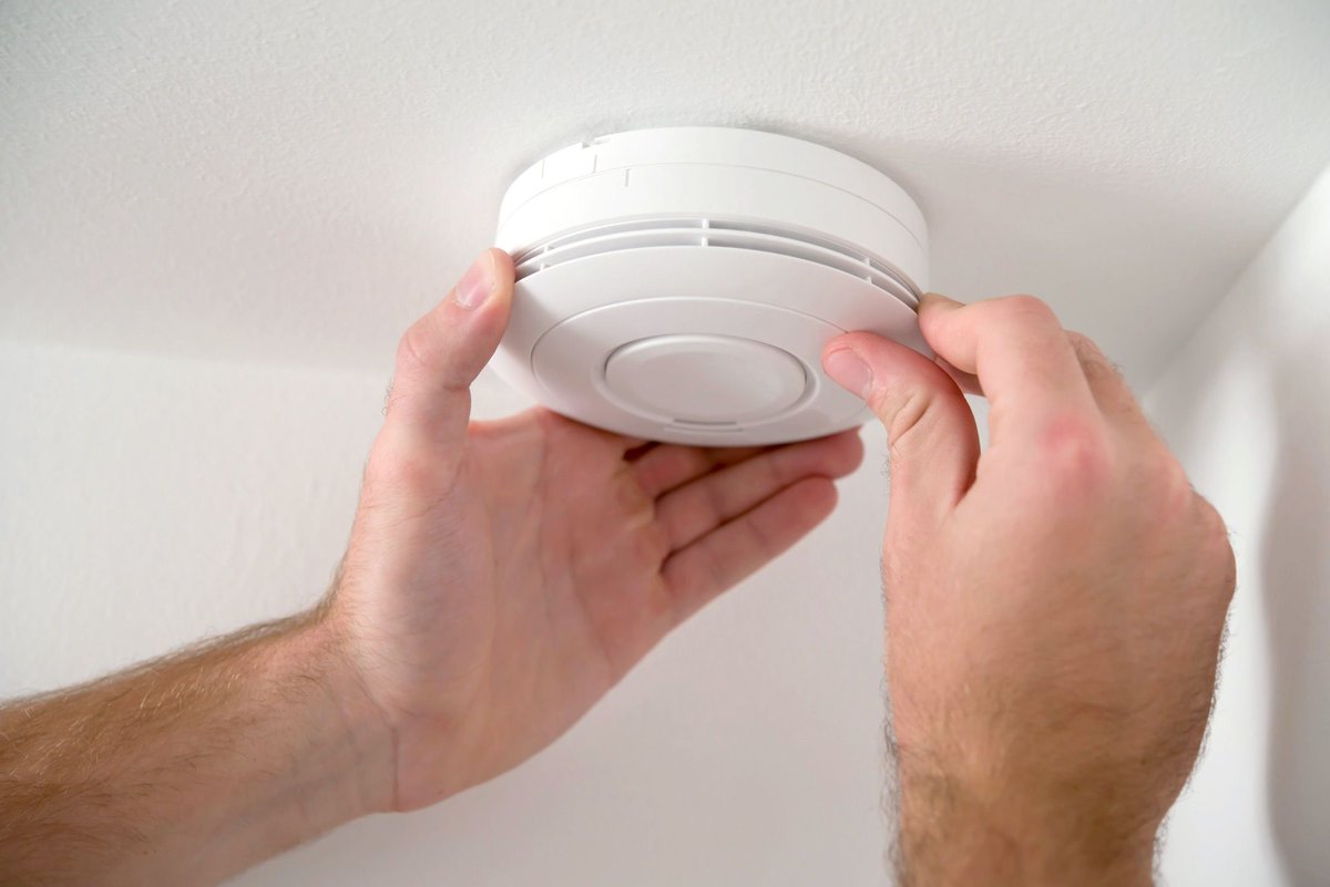 Now that you're at home more, when was the last time you checked your carbon monoxide detector's or smoke detector's batteries? It might be time to replace them... ⚡️

#kelowna #SafeAtHome #SmokeAlarms