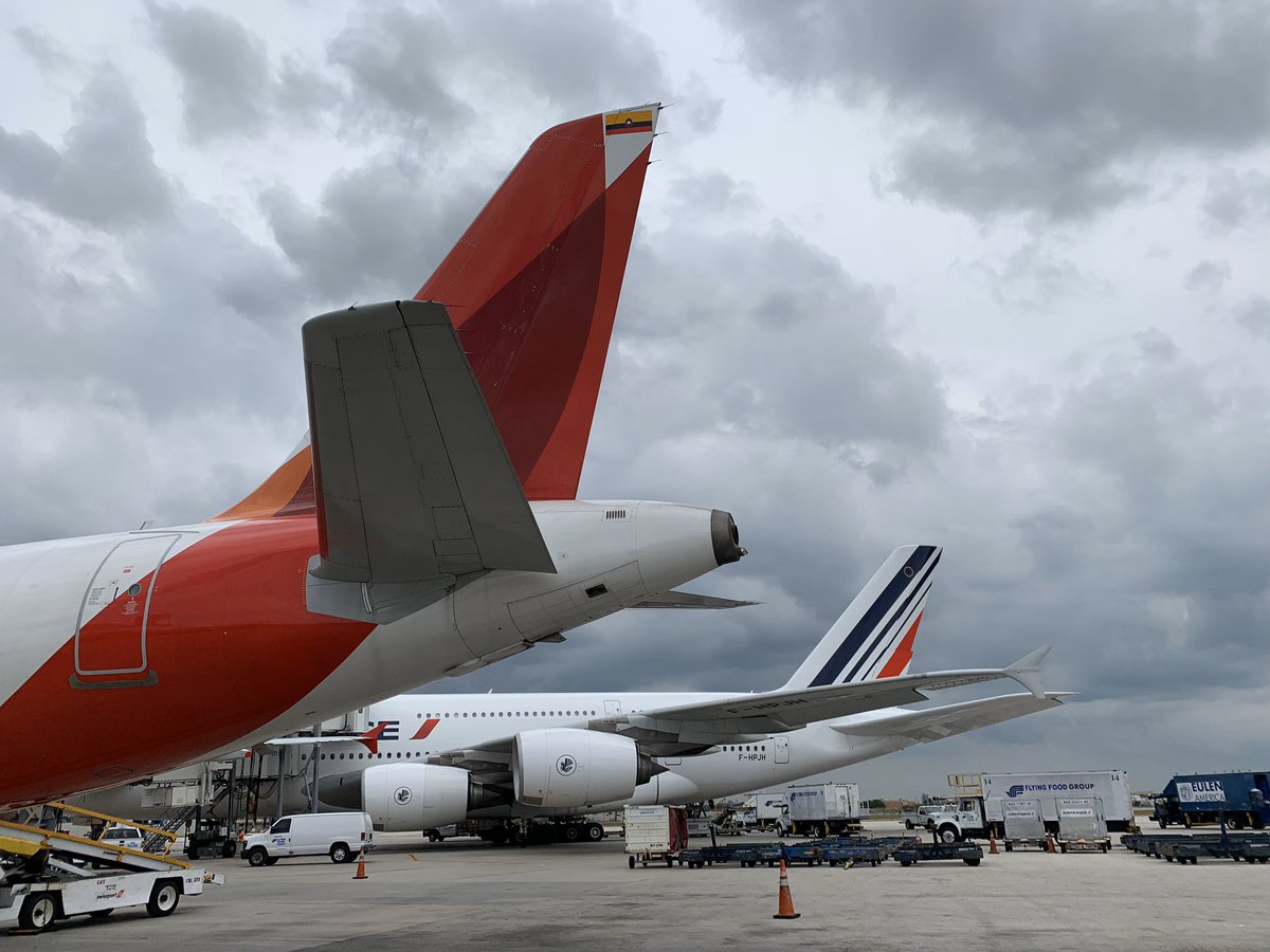 squicenom's tweet photo. Hemos llevado la bandera de Colombia incrustada en cada uno de nuestros aviones, en nuestros uniformes llevamos al lado del corazón un cóndor andino siendo esta el ave nacional. Aún así ponen en duda nuestra representación de Colombia ante el mundo. https://t.co/TyDCULKcCY