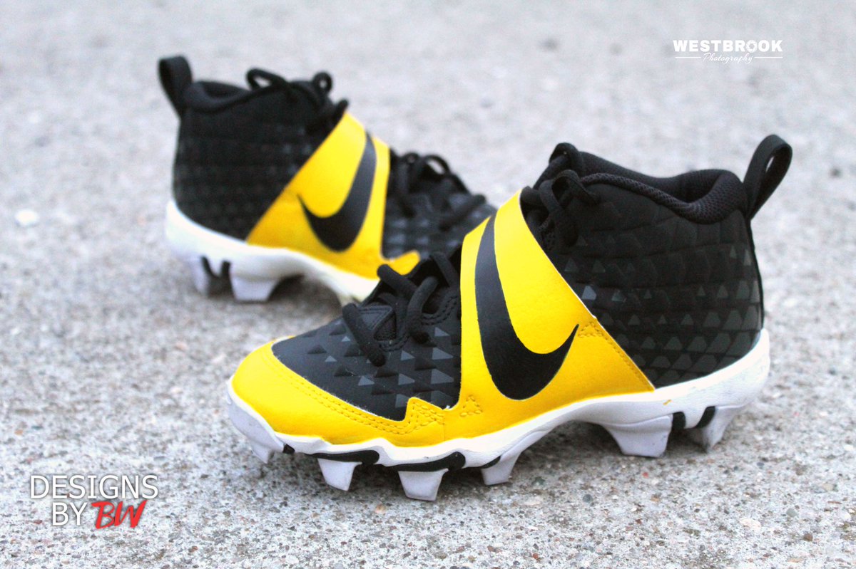 CoachBWestbrook's tweet photo. Custom Nike Force Trout 6 Baseball Cleats for my son! I think I did pretty good for my first custom! 🎨👟 | #DesignByBW #WestbrookPhotography #GetEverythingU #NoDoubtStateOfMind #MikeTrout #Nike #CustomBaseballCleats #CustomShoes #AngelusShoePolish #AngelusDirect https://t.co/Tvpv3NlEeu