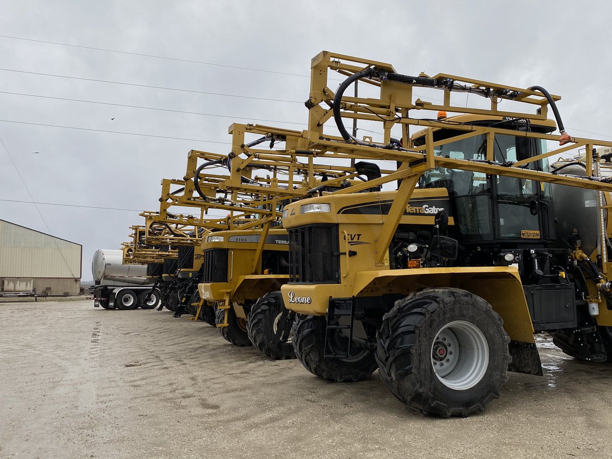 TheChadColby's tweet photo. Time for some maintenance, iron parked waiting in #PeruIL #RainDelay @AltorferCat @AGCOcorp https://t.co/SEWlAPOTX7