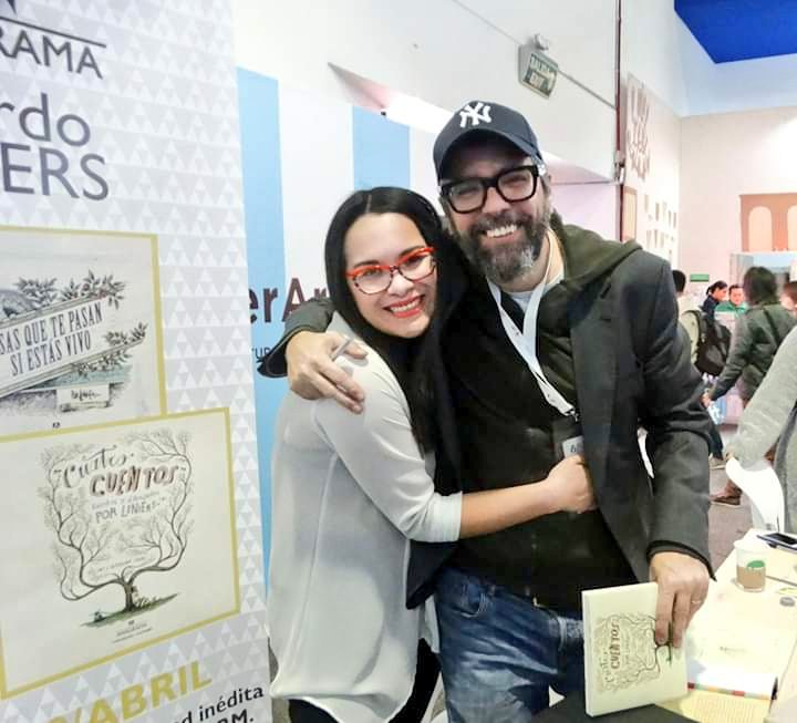 unatalmeloparra's tweet photo. #TB hace dos años. Mi alma no estaba tan sonriente, pero ese día y ese abrazo fueron esperanza #FILBo2018 @porliniers 💫 https://t.co/a6f3iJUqBb