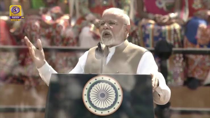 aflatoon391's tweet photo. "नमस्ते ट्रंप" के दौरान मोदी जी ने "डोनाल्ड" को "डोलांड" कहा था उसका मतलब व्हाइट हाउस को अब समझ में आया इसलिए मोदी जी को अनफॉलो किया है.... 😝😝 https://t.co/tJ5RmFlFOa