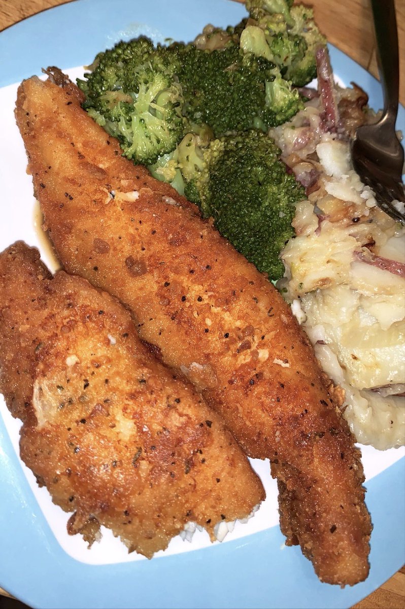 - Fried catfish
- Steamed Broccoli
- Garlic roasted potatoes 👨🏾‍🍳 #ChefsChallenge #foodpics