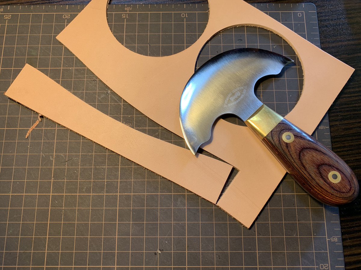 Js 点錆を発生させちゃったために安らぎ工房さんで錆落としと研ぎ直しをお願いしたラウンドナイフで 2 5mm厚の栃木ヌメをカット 元々切れ味のいいニップシールドナイフがヤバいくらいに良く切れる もうほぼ抵抗ゼロ 重い と思ったらカッティング