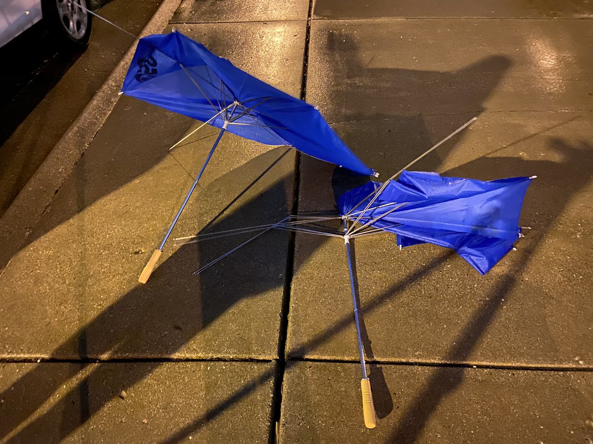 NewsMarkMcP's tweet photo. Today was a 2 umbrella live shot. #ColdWindRain #SorryRihanna https://t.co/ezsmeGzyqZ