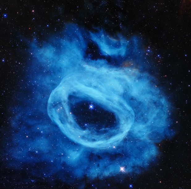 Kazuo Terakado 大マゼラン雲にあるngc 中心には太陽の万倍明るい大質量星 が存在 超新星爆発を起こす直前のウォルフ ライエ星の段階にある この星の表面から大量の物質が放出されている ハッブル宇宙望遠鏡で撮影 Nasa ハッブル宇宙望遠鏡